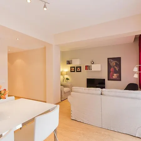 Comodo En Les Corts Appartement